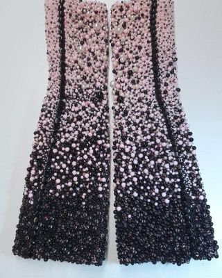 Tyto ručně vyšívané rukavice, na jejichž realizaci jsme se podílely, byly součástí předchozího modelu. Ruční výšivka,...